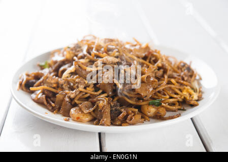 Char kuey teow sauté sur fond de bois. La vapeur chaude fraîches cuites avec. Banque D'Images