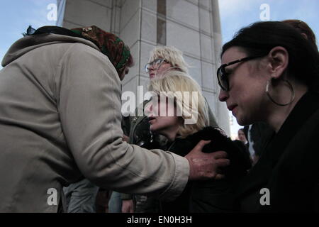 Kiev. Apr 24, 2015. Chasse géorgien de l'Ukrainien dans ''AZOV'' bataillon qui a été tué dans l'Est de l'Ukraine, de conflit pendant la cérémonie funéraire sur la place de l'Indépendance à Kiev, Ukraine, 24 avril 2015. Le 23 avril, la Russie a rejeté les accusations de nous qu'il a déployé plus de défense en Ukraine et a accusé Washington de l'envoi d'instructeurs militaires pour le pays déchiré par les conflits du Moyen-Orient. Le porte-parole du Département d'Etat américain Marie Harf a également accusé Moscou de continuer à expédier des armes dans l'Est de l'Ukraine, en violation de l'accord de cessez-le-feu les plus récents, et de stimuler sa m Banque D'Images