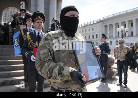 Kiev. Apr 24, 2015. Chasse géorgien de l'Ukrainien dans ''AZOV'' bataillon qui a été tué dans l'Est de l'Ukraine, de conflit pendant la cérémonie funéraire sur la place de l'Indépendance à Kiev, Ukraine, 24 avril 2015. Le 23 avril, la Russie a rejeté les accusations de nous qu'il a déployé plus de défense en Ukraine et a accusé Washington de l'envoi d'instructeurs militaires pour le pays déchiré par les conflits du Moyen-Orient. Le porte-parole du Département d'Etat américain Marie Harf a également accusé Moscou de continuer à expédier des armes dans l'Est de l'Ukraine, en violation de l'accord de cessez-le-feu les plus récents, et de stimuler sa m Banque D'Images