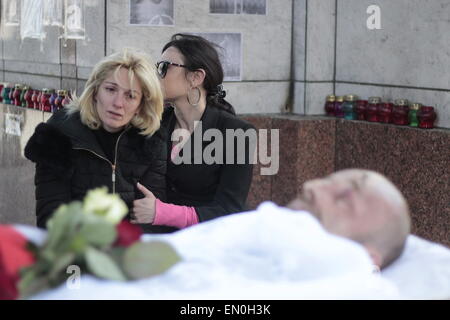 Kiev. Apr 24, 2015. Chasse géorgien de l'Ukrainien dans ''AZOV'' bataillon qui a été tué dans l'Est de l'Ukraine, de conflit pendant la cérémonie funéraire sur la place de l'Indépendance à Kiev, Ukraine, 24 avril 2015. Le 23 avril, la Russie a rejeté les accusations de nous qu'il a déployé plus de défense en Ukraine et a accusé Washington de l'envoi d'instructeurs militaires pour le pays déchiré par les conflits du Moyen-Orient. Le porte-parole du Département d'Etat américain Marie Harf a également accusé Moscou de continuer à expédier des armes dans l'Est de l'Ukraine, en violation de l'accord de cessez-le-feu les plus récents, et de stimuler sa m Banque D'Images