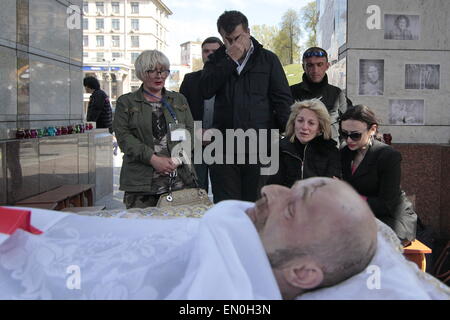 Kiev. Apr 24, 2015. Chasse géorgien de l'Ukrainien dans ''AZOV'' bataillon qui a été tué dans l'Est de l'Ukraine, de conflit pendant la cérémonie funéraire sur la place de l'Indépendance à Kiev, Ukraine, 24 avril 2015. Le 23 avril, la Russie a rejeté les accusations de nous qu'il a déployé plus de défense en Ukraine et a accusé Washington de l'envoi d'instructeurs militaires pour le pays déchiré par les conflits du Moyen-Orient. Le porte-parole du Département d'Etat américain Marie Harf a également accusé Moscou de continuer à expédier des armes dans l'Est de l'Ukraine, en violation de l'accord de cessez-le-feu les plus récents, et de stimuler sa m Banque D'Images