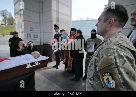 Kiev. Apr 24, 2015. Chasse géorgien de l'Ukrainien dans ''AZOV'' bataillon qui a été tué dans l'Est de l'Ukraine, de conflit pendant la cérémonie funéraire sur la place de l'Indépendance à Kiev, Ukraine, 24 avril 2015. Le 23 avril, la Russie a rejeté les accusations de nous qu'il a déployé plus de défense en Ukraine et a accusé Washington de l'envoi d'instructeurs militaires pour le pays déchiré par les conflits du Moyen-Orient. Le porte-parole du Département d'Etat américain Marie Harf a également accusé Moscou de continuer à expédier des armes dans l'Est de l'Ukraine, en violation de l'accord de cessez-le-feu les plus récents, et de stimuler sa m Banque D'Images