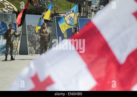 Kiev. Apr 24, 2015. Chasse géorgien de l'Ukrainien dans ''AZOV'' bataillon qui a été tué dans l'Est de l'Ukraine, de conflit pendant la cérémonie funéraire sur la place de l'Indépendance à Kiev, Ukraine, 24 avril 2015. Le 23 avril, la Russie a rejeté les accusations de nous qu'il a déployé plus de défense en Ukraine et a accusé Washington de l'envoi d'instructeurs militaires pour le pays déchiré par les conflits du Moyen-Orient. Le porte-parole du Département d'Etat américain Marie Harf a également accusé Moscou de continuer à expédier des armes dans l'Est de l'Ukraine, en violation de l'accord de cessez-le-feu les plus récents, et de stimuler sa m Banque D'Images