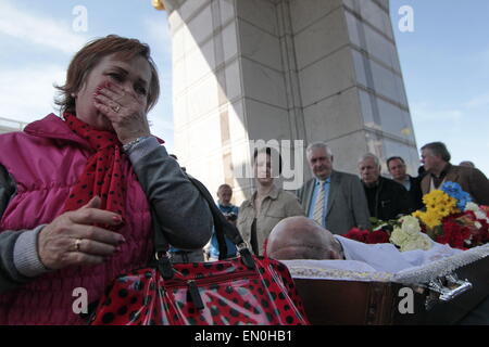 Kiev. Apr 24, 2015. Chasse géorgien de l'Ukrainien dans ''AZOV'' bataillon qui a été tué dans l'Est de l'Ukraine, de conflit pendant la cérémonie funéraire sur la place de l'Indépendance à Kiev, Ukraine, 24 avril 2015. Le 23 avril, la Russie a rejeté les accusations de nous qu'il a déployé plus de défense en Ukraine et a accusé Washington de l'envoi d'instructeurs militaires pour le pays déchiré par les conflits du Moyen-Orient. Le porte-parole du Département d'Etat américain Marie Harf a également accusé Moscou de continuer à expédier des armes dans l'Est de l'Ukraine, en violation de l'accord de cessez-le-feu les plus récents, et de stimuler sa m Banque D'Images