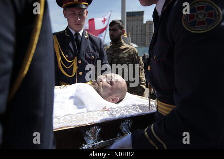 Kiev. Apr 24, 2015. Chasse géorgien de l'Ukrainien dans ''AZOV'' bataillon qui a été tué dans l'Est de l'Ukraine, de conflit pendant la cérémonie funéraire sur la place de l'Indépendance à Kiev, Ukraine, 24 avril 2015. Le 23 avril, la Russie a rejeté les accusations de nous qu'il a déployé plus de défense en Ukraine et a accusé Washington de l'envoi d'instructeurs militaires pour le pays déchiré par les conflits du Moyen-Orient. Le porte-parole du Département d'Etat américain Marie Harf a également accusé Moscou de continuer à expédier des armes dans l'Est de l'Ukraine, en violation de l'accord de cessez-le-feu les plus récents, et de stimuler sa m Banque D'Images