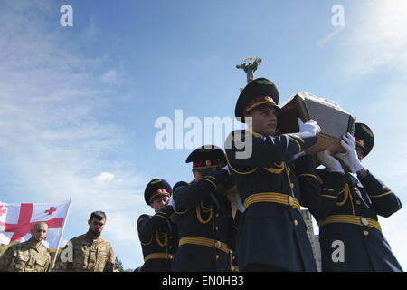 Kiev. Apr 24, 2015. Chasse géorgien de l'Ukrainien dans ''AZOV'' bataillon qui a été tué dans l'Est de l'Ukraine, de conflit pendant la cérémonie funéraire sur la place de l'Indépendance à Kiev, Ukraine, 24 avril 2015. Le 23 avril, la Russie a rejeté les accusations de nous qu'il a déployé plus de défense en Ukraine et a accusé Washington de l'envoi d'instructeurs militaires pour le pays déchiré par les conflits du Moyen-Orient. Le porte-parole du Département d'Etat américain Marie Harf a également accusé Moscou de continuer à expédier des armes dans l'Est de l'Ukraine, en violation de l'accord de cessez-le-feu les plus récents, et de stimuler sa m Banque D'Images