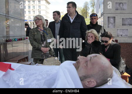 Kiev. Apr 24, 2015. Chasse géorgien de l'Ukrainien dans ''AZOV'' bataillon qui a été tué dans l'Est de l'Ukraine, de conflit pendant la cérémonie funéraire sur la place de l'Indépendance à Kiev, Ukraine, 24 avril 2015. Le 23 avril, la Russie a rejeté les accusations de nous qu'il a déployé plus de défense en Ukraine et a accusé Washington de l'envoi d'instructeurs militaires pour le pays déchiré par les conflits du Moyen-Orient. Le porte-parole du Département d'Etat américain Marie Harf a également accusé Moscou de continuer à expédier des armes dans l'Est de l'Ukraine, en violation de l'accord de cessez-le-feu les plus récents, et de stimuler sa m Banque D'Images