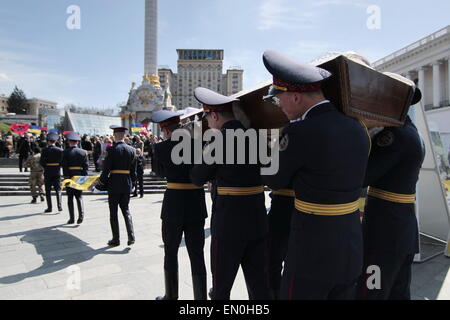 Kiev. Apr 24, 2015. Chasse géorgien de l'Ukrainien dans ''AZOV'' bataillon qui a été tué dans l'Est de l'Ukraine, de conflit pendant la cérémonie funéraire sur la place de l'Indépendance à Kiev, Ukraine, 24 avril 2015. Le 23 avril, la Russie a rejeté les accusations de nous qu'il a déployé plus de défense en Ukraine et a accusé Washington de l'envoi d'instructeurs militaires pour le pays déchiré par les conflits du Moyen-Orient. Le porte-parole du Département d'Etat américain Marie Harf a également accusé Moscou de continuer à expédier des armes dans l'Est de l'Ukraine, en violation de l'accord de cessez-le-feu les plus récents, et de stimuler sa m Banque D'Images