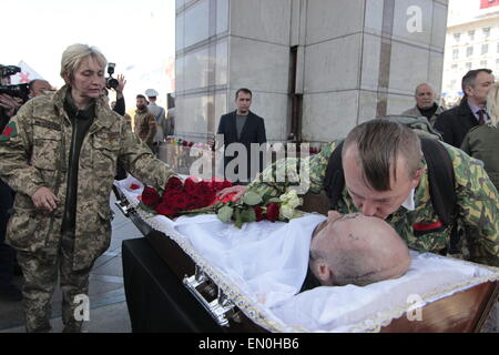 Kiev. Apr 24, 2015. Chasse géorgien de l'Ukrainien dans ''AZOV'' bataillon qui a été tué dans l'Est de l'Ukraine, de conflit pendant la cérémonie funéraire sur la place de l'Indépendance à Kiev, Ukraine, 24 avril 2015. Le 23 avril, la Russie a rejeté les accusations de nous qu'il a déployé plus de défense en Ukraine et a accusé Washington de l'envoi d'instructeurs militaires pour le pays déchiré par les conflits du Moyen-Orient. Le porte-parole du Département d'Etat américain Marie Harf a également accusé Moscou de continuer à expédier des armes dans l'Est de l'Ukraine, en violation de l'accord de cessez-le-feu les plus récents, et de stimuler sa m Banque D'Images