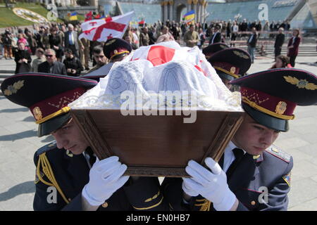 Kiev. Apr 24, 2015. Chasse géorgien de l'Ukrainien dans ''AZOV'' bataillon qui a été tué dans l'Est de l'Ukraine, de conflit pendant la cérémonie funéraire sur la place de l'Indépendance à Kiev, Ukraine, 24 avril 2015. Le 23 avril, la Russie a rejeté les accusations de nous qu'il a déployé plus de défense en Ukraine et a accusé Washington de l'envoi d'instructeurs militaires pour le pays déchiré par les conflits du Moyen-Orient. Le porte-parole du Département d'Etat américain Marie Harf a également accusé Moscou de continuer à expédier des armes dans l'Est de l'Ukraine, en violation de l'accord de cessez-le-feu les plus récents, et de stimuler sa m Banque D'Images