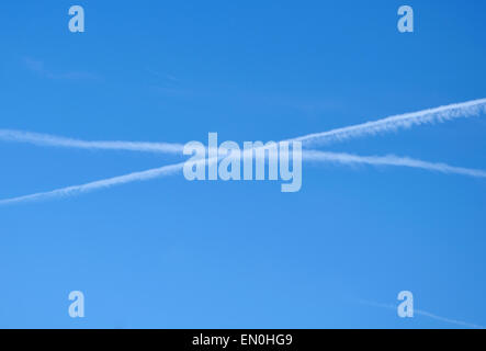 Deux trainées dans le ciel bleu pur Banque D'Images