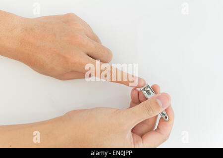 Homme coupe manuelle des ongles avec un coupe-ongles sur isolent Banque D'Images