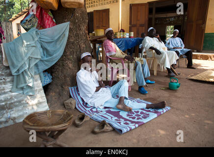 Les hommes musulmans ont été déplacées par la violence en République centrafricaine. Ils ont trouvé abri dans et autour de la mosquée. Banque D'Images