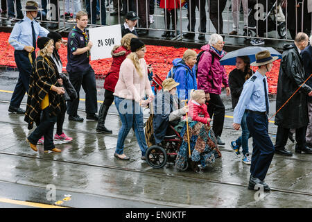 Melbourne, Australie. 25 avril 2015. L'Anzac Day de mars et vétéran des militaires et leurs descendants, de Princes Bridge au culte du souvenir, par temps de pluie. L'Anzac Day de cette année marque le centenaire de l'atterrissage de Gallipoli ANZAC et soldats alliés en Turquie le 25 avril 2015. Credit : Kerin Forstmanis/Alamy Live News Banque D'Images