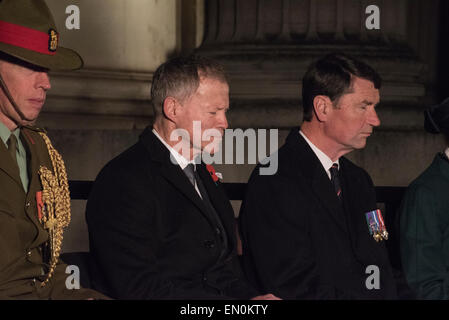 Londres, Royaume-Uni. Apr 25, 2015. Le Brigadier Antony Hayward, Chef du personnel de la défense de la Nouvelle-Zélande London & Sir Lockwood Smith, haut-commissaire de la Nouvelle Zélande pour le Royaume-Uni, à l'aube de l'ANZAC day Service à Wellington Arch à Londres. Crédit : Peter Manning/Alamy Live News Banque D'Images