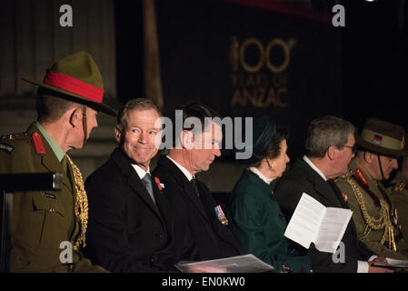 Londres, Royaume-Uni. Apr 25, 2015. Le Brigadier Antony Hayward, Chef du personnel de la défense de la Nouvelle-Zélande London & Sir Lockwood Smith, haut-commissaire de la Nouvelle Zélande pour le Royaume-Uni, à l'aube de l'ANZAC day Service à Wellington Arch à Londres. Crédit : Peter Manning/Alamy Live News Banque D'Images