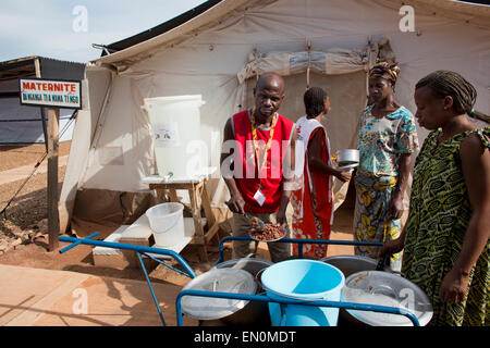 Les soins de santé d'urgence dans le camp de réfugiés de Mpoko (aéroport) dans... Banque D'Images