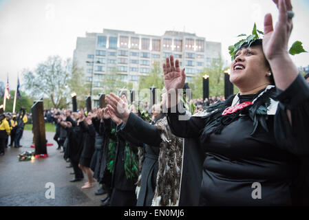 Londres, Royaume-Uni. Apr 25, 2015. Rejoignez les milliers de dignitaires à l'aube de l'ANZAC day Service à Wellington Arch à Londres. Crédit : Peter Manning/Alamy Live News Banque D'Images