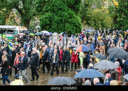 Melbourne, Australie. 25 avril 2015. L'Anzac Day de mars et vétéran des militaires et leurs descendants, de Princes Bridge au culte du souvenir, par temps de pluie. L'Anzac Day de cette année marque le centenaire de l'atterrissage de Gallipoli ANZAC et soldats alliés en Turquie le 25 avril 2015. Une fonction spéciale de la 2015 Mars est le mois de mars de médailles qui a permis à un membre de la famille de porter les médailles de leur aïeul à mars à la place de la PREMIÈRE GUERRE MONDIALE que l'ANZAC. Credit : Kerin Forstmanis/Alamy Live News Banque D'Images