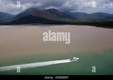 Dans Trinitay bateau Bay, Trinity Inlet, Queensland, Australie Banque D'Images