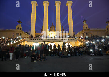 Des gens devant le Musée National d'Art de Catalogne à regarder le spectacle de la Fontaine Magique, Barcelone, Catalogne, Espagne Banque D'Images