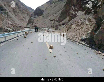 Lhassa. Apr 25, 2015. Photo prise le 25 avril 2015 montre une route bloquée par un glissement de terrain dans le comté de Gyirong Préfecture Xigazê, sud-ouest de la Chine, région autonome du Tibet, en raison d'un tremblement de terre de magnitude 8,1 au Népal. Un séisme de magnitude 8,1 a frappé le Népal, à 2:11 heures (heure de Beijing) (0622 GMT) Samedi, Séisme en Chine Centre Réseaux dit. Source : Xinhua/Alamy Live News Banque D'Images