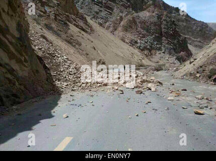 Lhassa. Apr 25, 2015. Photo prise le 25 avril 2015 montre une route bloquée par un glissement de terrain dans le comté de Gyirong Préfecture Xigazê, sud-ouest de la Chine, région autonome du Tibet, en raison d'un tremblement de terre de magnitude 8,1 au Népal. Un séisme de magnitude 8,1 a frappé le Népal, à 2:11 heures (heure de Beijing) (0622 GMT) Samedi, Séisme en Chine Centre Réseaux dit. Source : Xinhua/Alamy Live News Banque D'Images