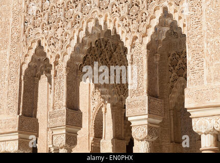 Ornements de style mauresque de l'Alhambra Palace Royal Islamique, Granada, Espagne. 16e siècle. Banque D'Images