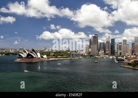 Panorama de Sydney Cove et du port de Sydney, Australie, vue sur les toits de Sydney et l'Opéra de Sydney. Banque D'Images