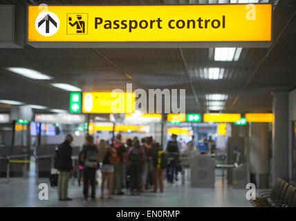Contrôle des passeports à l'aéroport de Schiphol Banque D'Images