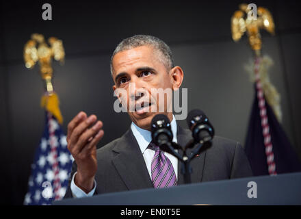 McLean, en Virginie. Apr 24, 2015. Le président des États-Unis Barack Obama parle lors d'une cérémonie marquant le 10e anniversaire de la formation pour le bureau du directeur du renseignement national, à son siège le 24 avril 2015 à McLean, en Virginie. Crédit : Kevin Dietsch/Piscine via CNP - PAS DE SERVICE DE FIL - Crédit : dpa/Alamy Live News Banque D'Images