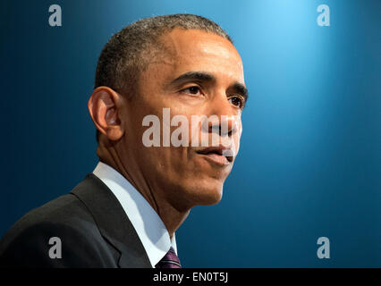 McLean, en Virginie. Apr 24, 2015. Le président des États-Unis Barack Obama parle lors d'une cérémonie marquant le 10e anniversaire de la formation pour le bureau du directeur du renseignement national, à son siège le 24 avril 2015 à McLean, en Virginie. Crédit : Kevin Dietsch/Piscine via CNP - PAS DE SERVICE DE FIL - Crédit : dpa/Alamy Live News Banque D'Images