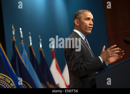 McLean, en Virginie. Apr 24, 2015. Le président des États-Unis Barack Obama parle lors d'une cérémonie marquant le 10e anniversaire de la formation pour le bureau du directeur du renseignement national, à son siège le 24 avril 2015 à McLean, en Virginie. Crédit : Kevin Dietsch/Piscine via CNP - PAS DE SERVICE DE FIL - Crédit : dpa/Alamy Live News Banque D'Images