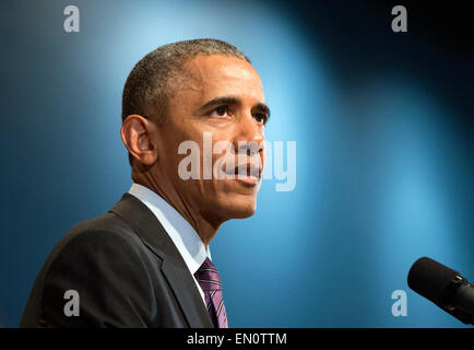 McLean, en Virginie. Apr 24, 2015. Le président des États-Unis Barack Obama parle lors d'une cérémonie marquant le 10e anniversaire de la formation pour le bureau du directeur du renseignement national, à son siège le 24 avril 2015 à McLean, en Virginie. Crédit : Kevin Dietsch/Piscine via CNP - PAS DE SERVICE DE FIL - Crédit : dpa/Alamy Live News Banque D'Images