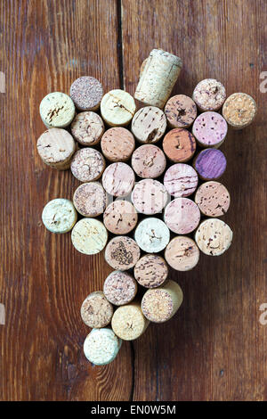 De fait de nombreux wine corks sur table en bois vintage Banque D'Images