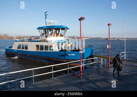 Ferry entre Amsterdam et Amsterdam North Banque D'Images