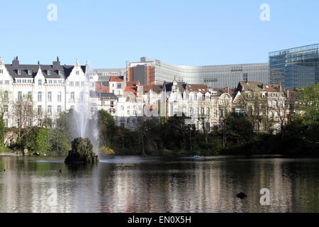 L'eau d'une fontaine brille dans le soleil du printemps dans la région de Square Marie-Louise à Bruxelles, Belgique Banque D'Images