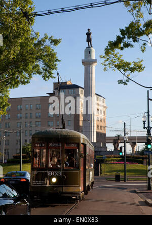 La Nouvelle Orléans, Louisiane, USA : le tramway près de la Lee Cercle sur St Charles Avenue Banque D'Images