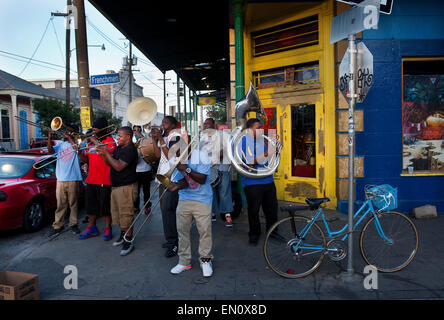 La Nouvelle Orléans, Louisiane, USA:les musiciens jouant dans le coin de rue des Français et de la Rue Rue Chatres Banque D'Images