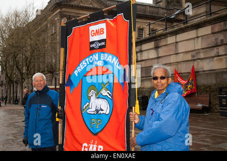 Preston, Lancashire, UK 25 avril 2015. GMB, Preston, Direction générale de l'événement le Jour commémoratif de l'Internationale des travailleurs avec le service commémoratif, Mars & rally de reconnaître ceux qui ont été tués, blessés ou devenus malades par le travail chaque année. La commémoration et à la Campagne Drapeau Preston marché cette année est de se rappeler les morts et lutte pour la vie avec la maladie générée par des substances dangereuses comme l'amiante. Credit : MarPhotographics/Alamy Live News. Banque D'Images