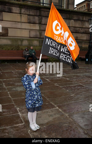 Preston, Lancashire, UK 25 avril 2015. Ella Flangan, 6 ans à l'événement le Jour commémoratif de l'Internationale des travailleurs avec le service commémoratif, Mars & rally de reconnaître ceux qui ont été tués, blessés ou devenus malades par le travail chaque année. La commémoration et à la Campagne Drapeau Preston marché cette année est de se rappeler les morts et lutte pour la vie avec la maladie générée par des substances dangereuses comme l'amiante. Credit : MarPhotographics/Alamy Live News. Banque D'Images