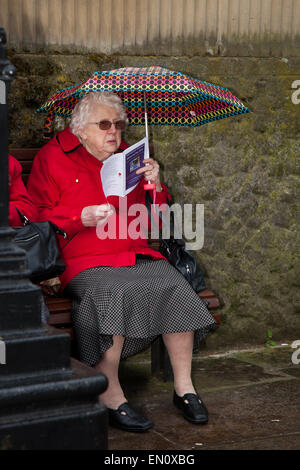 Preston, Lancashire, UK 25 avril 2015. Le Jour commémoratif de l'Internationale des Travailleurs de l'événement service commémoratif, Mars & rally de reconnaître ceux qui ont été tués, blessés ou devenus malades par le travail chaque année. La commémoration et à la Campagne Drapeau Preston marché cette année est de se rappeler les morts et lutte pour la vie avec la maladie générée par des substances dangereuses comme l'amiante. Credit : MarPhotographics/Alamy Live News. Banque D'Images