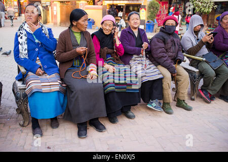 Les pèlerins dans le stupa de Boudhanath, Katmandou, Népal, Asie Banque D'Images