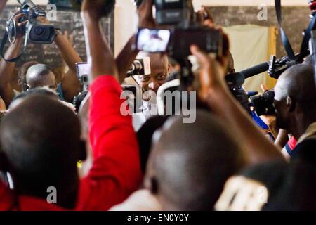 (150425) -- Lomé, 25 avril 2015 (Xinhua) -- la chef de l'opposition et candidat à l'Alliance pour le changement (ANC) National Jean-Pierre Fabre (C) parle aux médias après avoir déposer son bulletin dans un bureau de vote à Lomé, Togo, 25 avril 2015. Les électeurs du Togo ont commencé à voter samedi pour choisir un nouveau président au milieu de la paix et la sérénité. Quelque 3,5 millions d'électeurs de la nation de l'Afrique de l'Ouest va décider entre le président sortant Faure Gnassingbé et quatre challengers dans 8 994 bureaux de vote à l'échelle nationale, qui ont été ouverts à l'heure locale de 7:00 et pour la fermeture à 4 h 00 (Ha Nhi Banque D'Images