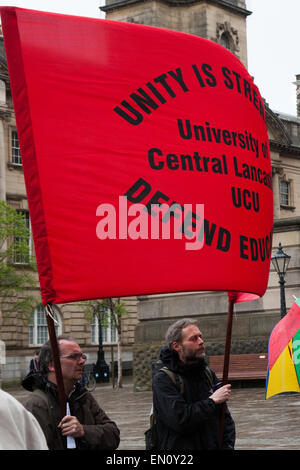 Preston, Lancashire, UK 25 avril 2015. Bannière de l'UCU a tenu en altitude à l'événement le Jour commémoratif de l'Internationale des travailleurs avec le service commémoratif, Mars & rally de reconnaître ceux qui ont été tués, blessés ou devenus malades par le travail chaque année. La commémoration et à la Campagne Drapeau Preston marché cette année est de se rappeler les morts et lutte pour la vie avec la maladie générée par des substances dangereuses comme l'amiante. Credit : MarPhotographics/Alamy Live News. Banque D'Images