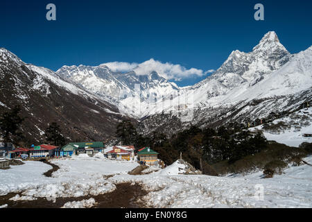 Vue de l'Everest, lhotse, nuptse, Ama Dablam peaks dans la région de l'Everest, avec deboche village en premier plan Banque D'Images