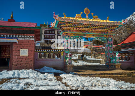 Devant la porte du monastère tengboche au Népal Banque D'Images