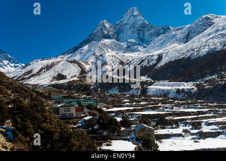 Village de khumjung au Népal, avec l'Ama Dablam moutain en arrière-plan Banque D'Images