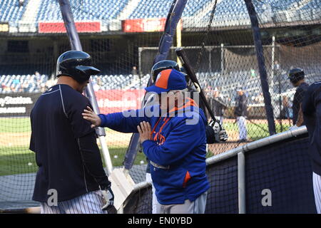 Bronx, New York, USA. Apr 24, 2015. NY Yankee CARLOS BELTRAN greets NY Mets manager TERRY COLLINS avant de sessions de jeu, NY Yankees vs. NY Mets, Yankee Stadium, Vendredi, Avril 24, 2015. Credit : Bryan Smith/ZUMA/Alamy Fil Live News Banque D'Images