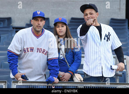 Bronx, New York, USA. Apr 24, 2015. Fans de l'avant des sessions de jeu, NY Yankees vs. NY Mets, Yankee Stadium, Vendredi, Avril 24, 2015. Credit : Bryan Smith/ZUMA/Alamy Fil Live News Banque D'Images